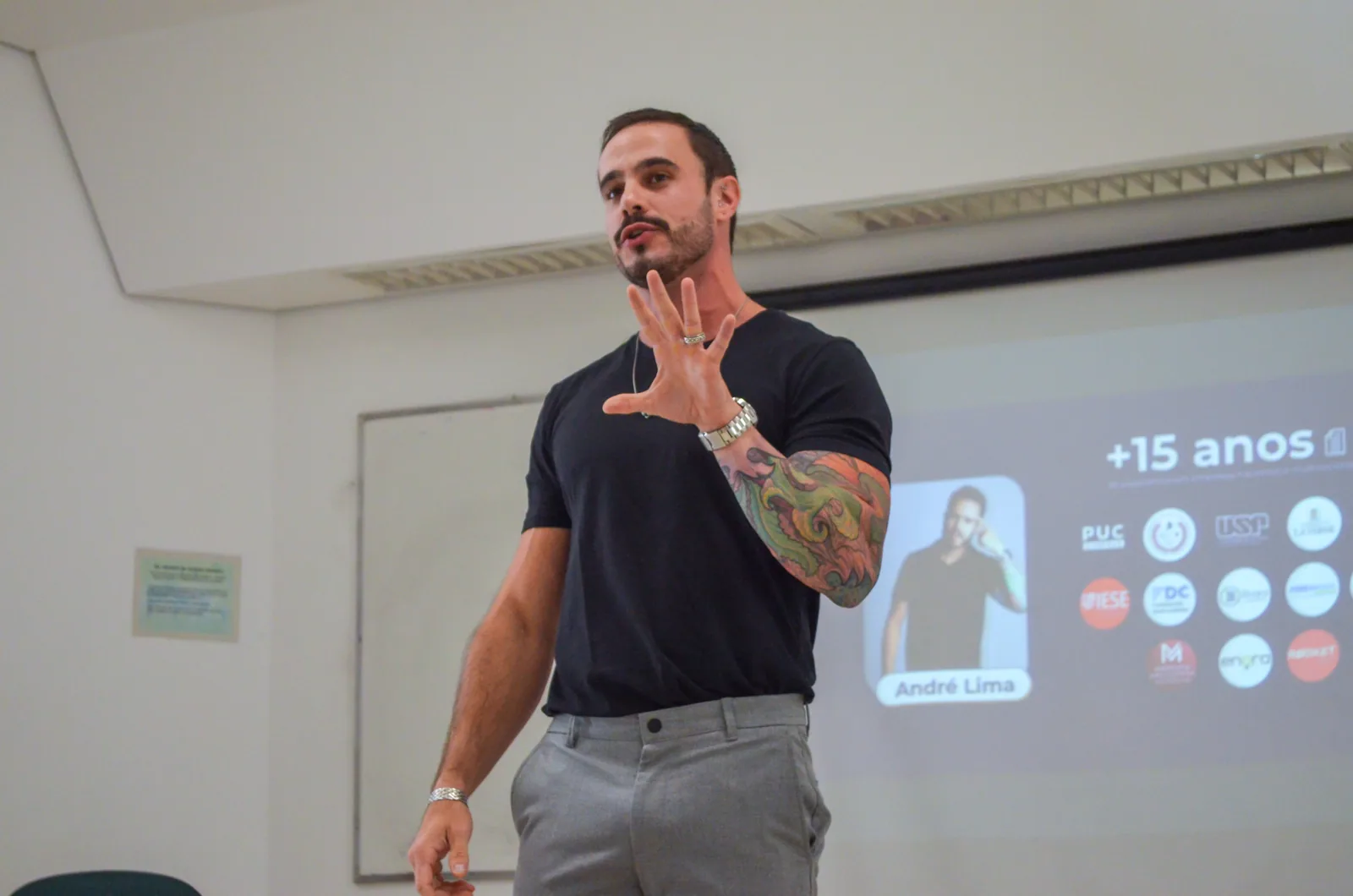 André Lima em palestra: formação ativa em universidades e turmas executivas